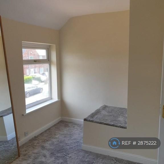 4 bedroom end of terrace house to rent - Photo 1