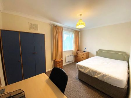 3 bedroom flat to rent - Photo 3