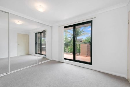 Light and Bright Top Floor Apartment - Photo 2