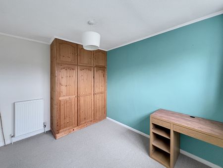 This property in Harston offers a spacious open-plan living and dining area, a contemporary kitchen, four bedrooms and a family bathroom. There is an enclosed garden and a garage/driveway parking. Harston, just 5 miles south of Cambridge, provides great transport links and local amenities, making it a perfect location for family living. - Photo 3