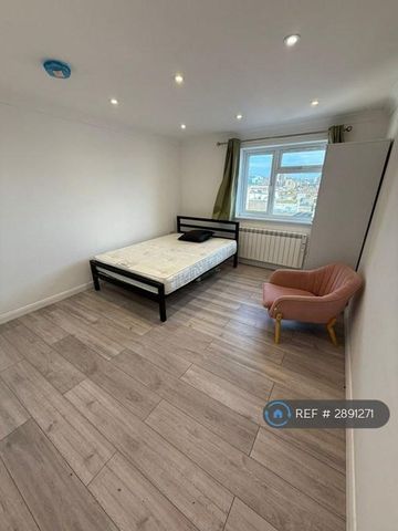 1 bedroom in a flat share to rent - Photo 5