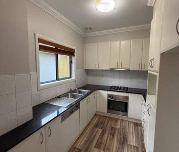 MODERN TRI-LEVEL TOWNHOUSE - Photo 2