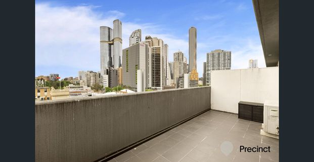 Renovated top floor studio with views from large terrace - Photo 1