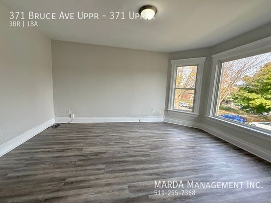 SPACIOUS AND NEWLY UPDATED 3BEDROOM/1BATH UPPER UNIT + HYDRO - Photo 1