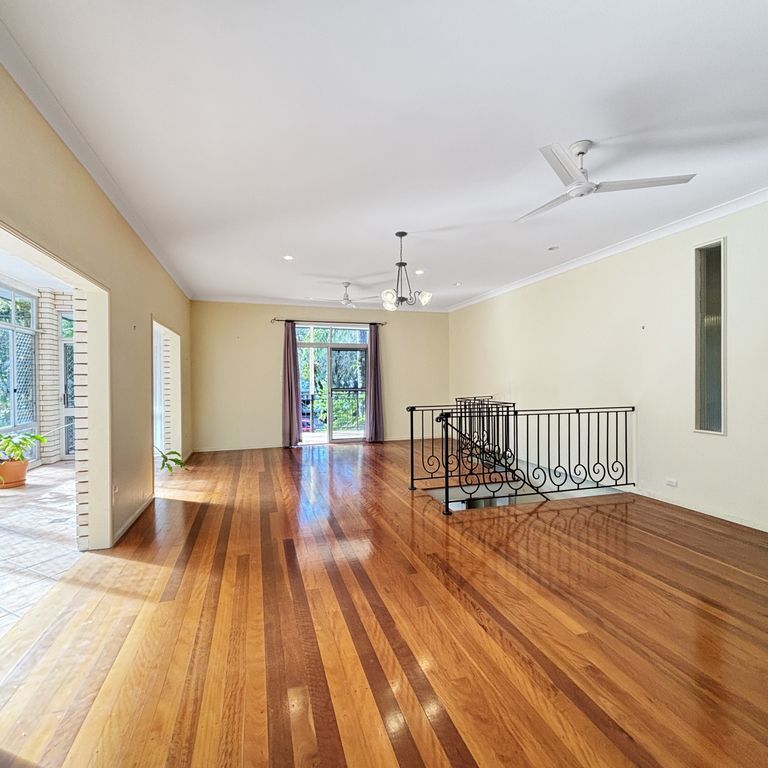 Spacious Family Home in Leafy Cul-De-Sac, with Pool! - Photo 1