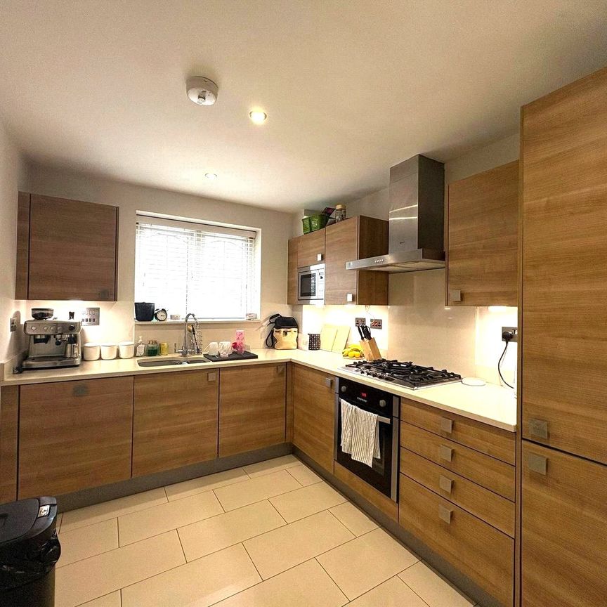 2 bedroom Maisonette in North Street, Windsor - Photo 1