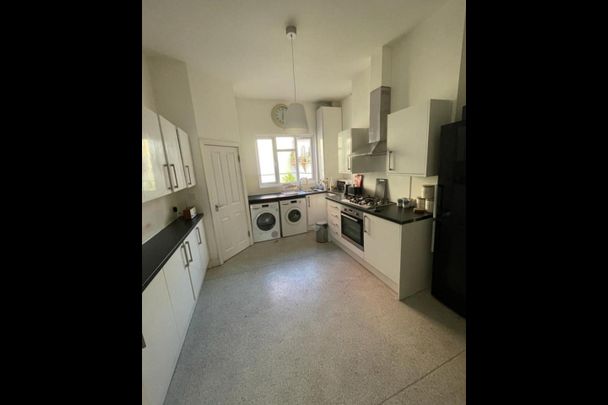 Room in a Shared House, Islingword Road, BN2 - Photo 1