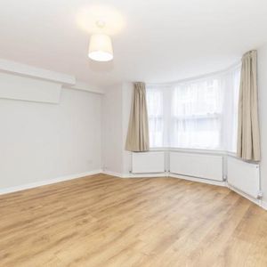 2 Bedroom, 1 bath, 1 reception Flat - Photo 2