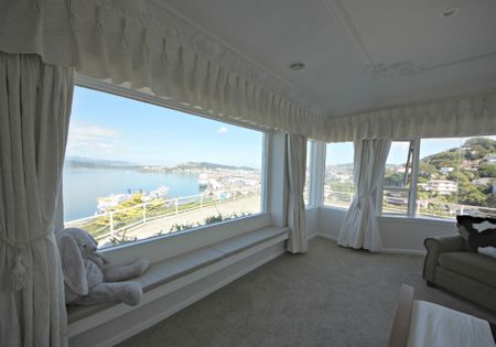 A stunning 5 bedroom, 3 bathrooms furnished family home with views to WOW - Photo 3