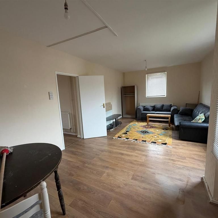4 bedroom flat to rent - Photo 1