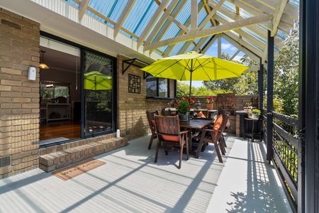 GORGEOUS FOUR BEDROOM FAMILY HOME - Photo 3