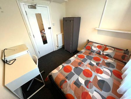 1 bedroom in a house share to rent - Photo 3