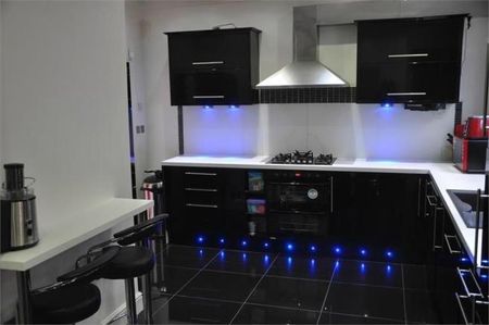 5 Bed Semi-Detached House, Ealing Road, HA0 - Photo 3