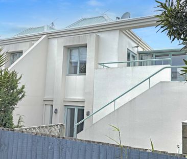 Spacious Sunny Apartment - Photo 3