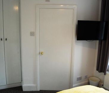 4 bedroom terraced house to rent - Photo 6