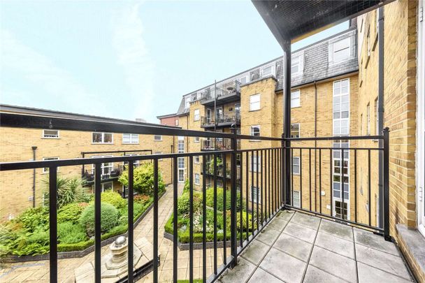 Impressive 2 bedroom 2 bathroom apartment with porter, situated in a highly desirable location on Vincent Square, in the heart of Westminster. - Photo 1