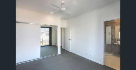 Townhouse with Double garage and Air- Conditioned Bedrooms located in Stretton School catchment - Photo 2