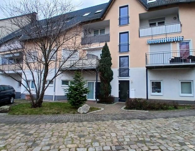 Hell und gemütlich – 2-Raum Dachgeschoss-Wohnung mit Balkon ab 01.05.2025 - Photo 1