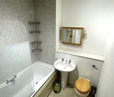 1 Bed Flat, Menzies Road, AB11 - Photo 3