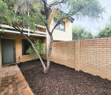 GREAT VALUE, PARTLY FURNISHED 2x1 IN NEDLANDS - Photo 1