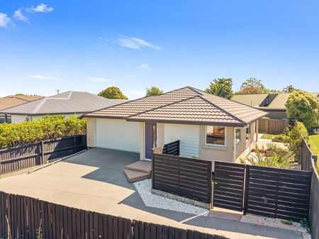 Lovely Three Bedroom Family Home! - Photo 4