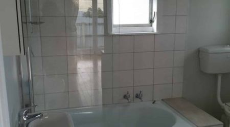 CAMERON CRES - 2 BDRMS $420 P/W - Photo 3