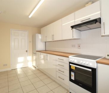 2 Bedroom Maisonette - Garden To Let - Photo 2