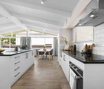 Modern, Sunny & Family Friendly Home - Photo 3