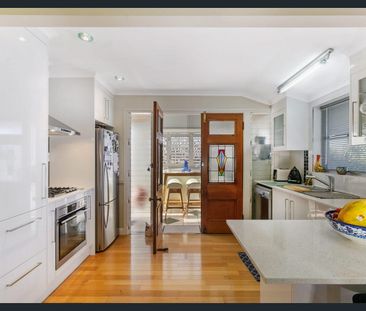 One bedroom apartment in prime Manly location - Photo 2