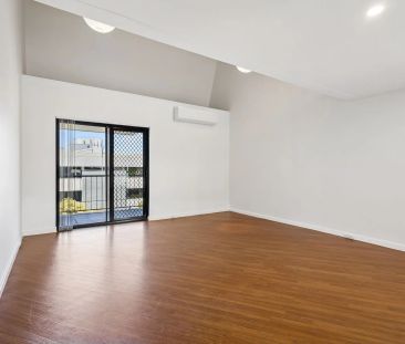 Loft Style Apartment - Photo 2