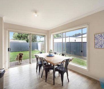 CHIC THREE BEDROOM RESIDENCE - Photo 6