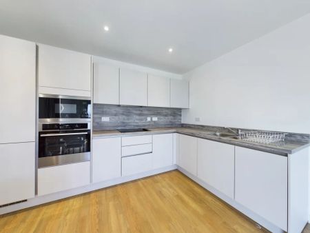 2 bedroom flat in Naomi Street - Photo 2