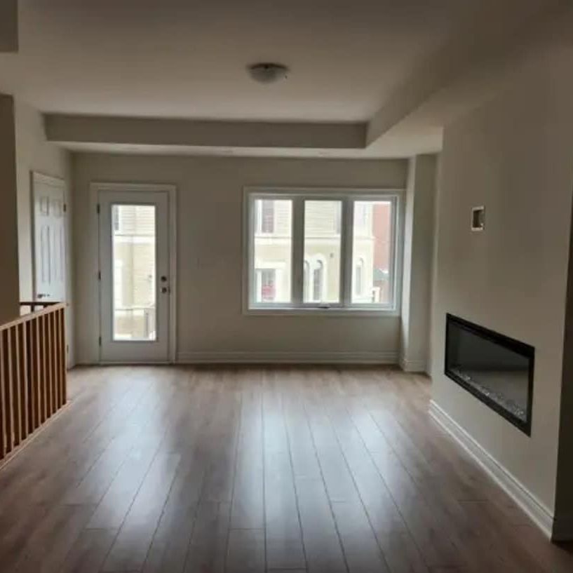 4 bedroom townhouse Oshawa - Photo 1