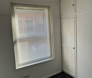 1 Bed Maisonette, Atherley Road, SO15 - Photo 2