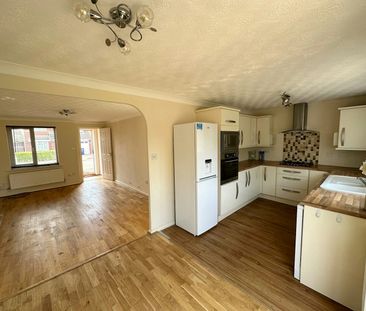 Semi-detached house to rent on - Photo 2