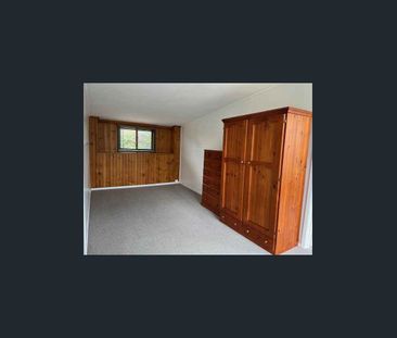 Renovated Retreat with Private Gardens in Central Location. - Photo 2