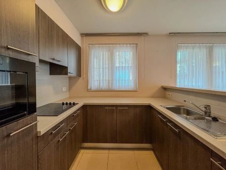 Gelijkvloers appartement met 2 slaapkamers in het centrum. - Photo 2