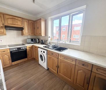 3 bedroom flat to rent - Photo 6