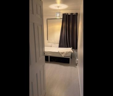 Room in a Shared Flat, Mrn House, SW4 - Photo 1