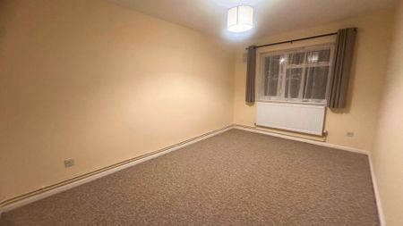 2 bedroom ground floor flat to rent - Photo 2