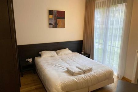 Proche de la Maison Communale, beau rez-de-chaussée meublé de 2 chambres terrasse et jardin - Photo 3