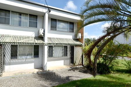 CLEAN & COMFORTABLE, SHORT WALK TO ALL YOUR EVERYDAY NEEDS - Photo 4