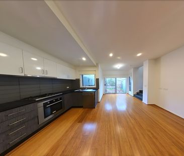 MODERN STYLISH 2 BEDROOM TOWNHOUSE - Photo 2