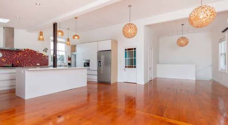 Big Home in Kingsland - Photo 2