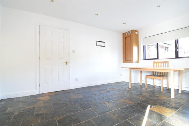 Barratts Road, Wakefield - Photo 1