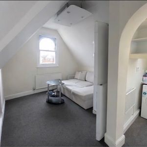 1 Bed Flat, Bromley Road, SE6 - Photo 2