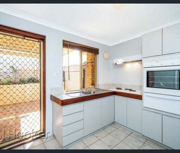 Spacious Townhouse - Photo 5