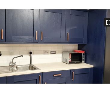 Bed in a triple for rent in a 7-bedroom apartment in Dublin - Photo 3