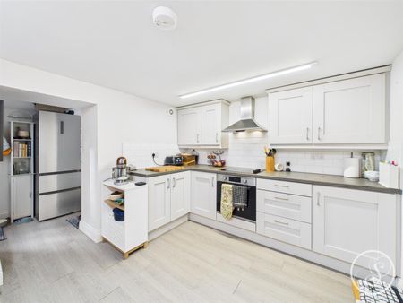 The Square, Harewood, Leeds LS17 - Photo 4