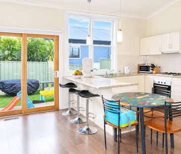 Central Location, Renovated Family Home - Photo 2